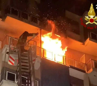 Incendio in un palazzo a Torino, famiglia messa in salvo